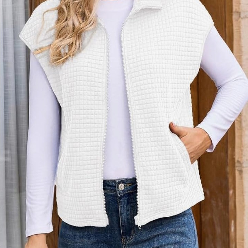 125:: Elegant Women's White Quilted Vest - Picture 3 of 8